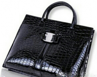 Bolso negro imitacion cocodrilo